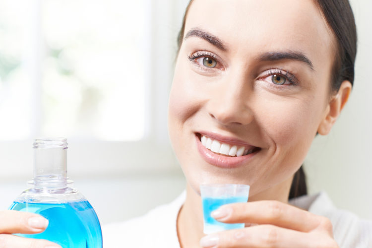 Đánh răng xong, bạn có cần sử dụng nước súc miệng để răng sạch, khỏe và hơi thở thơm hơn?