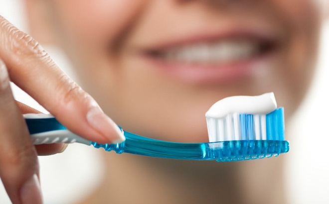 Nhúng kem đánh răng vào nước trước khi đánh răng liệu có tốt hơn: Hãy nghe bác sĩ khuyên