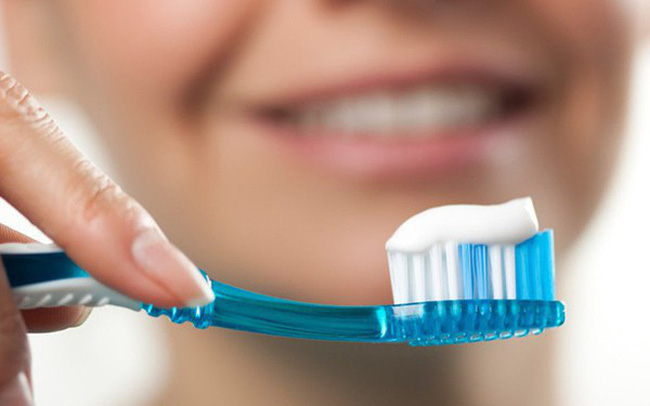 Thói quen đánh răng sai 90% người mắc phải: Làm ướt bàn chải trước khi đánh răng